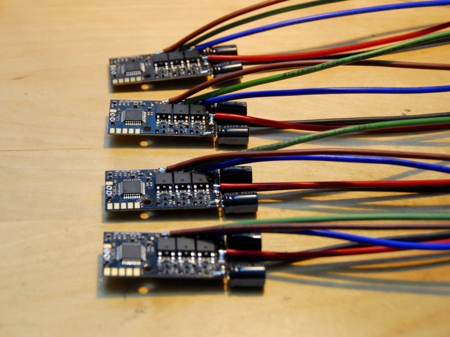 Brushless-Controller mit Zu- und Ableitungen