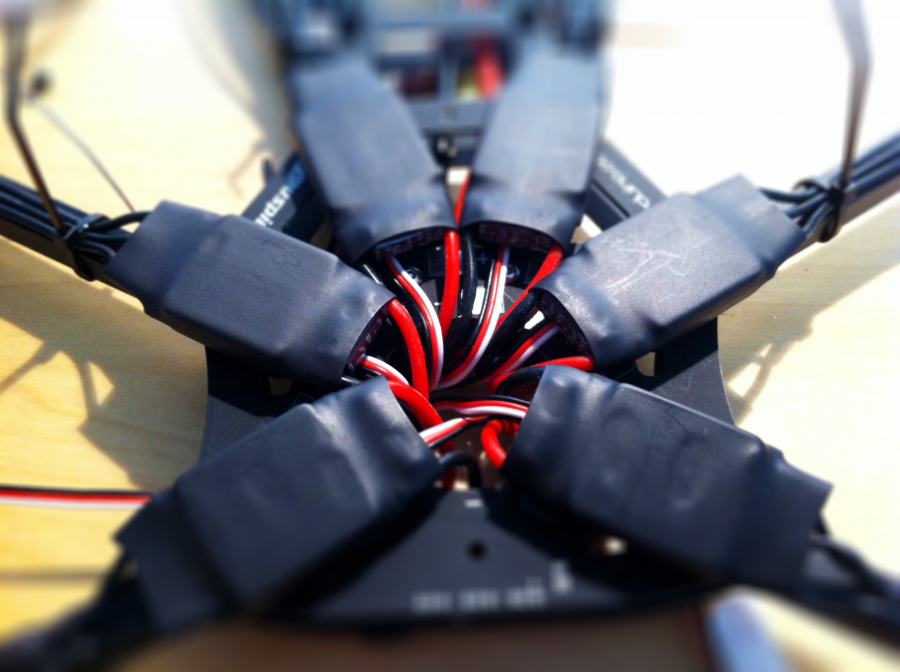 Sechs Brushless-Regler auf dem Flydispider Sechs Brushless-Regler auf dem Flydispider